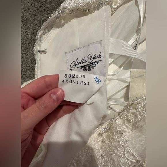 NWT Stella York 5922 Beaded Lace Ivory Backless Wedding Dress, size 4 - Picture 6 of 11